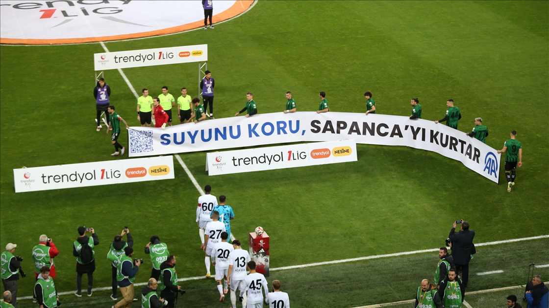 Sakaryaspor, "Suyunu Koru, Sapanca'yı Kurtar" pankartıyla maça çıktı
