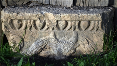 Roma dönemine ait tapınaktaki kabartmalı taşlar köydeki eski yapıları süslüyor