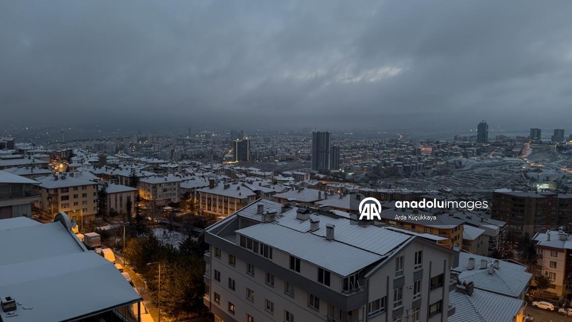 Ankara'ya yılın ilk karı yağdı