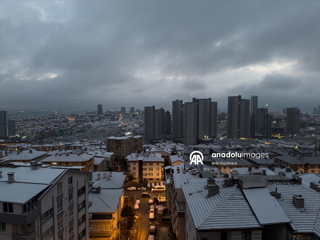 Ankara'ya yılın ilk karı yağdı