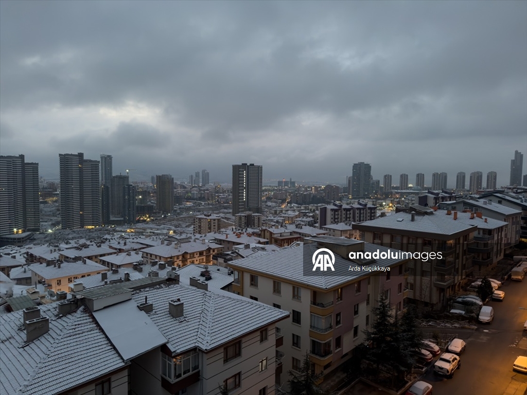 Ankara'ya yılın ilk karı yağdı