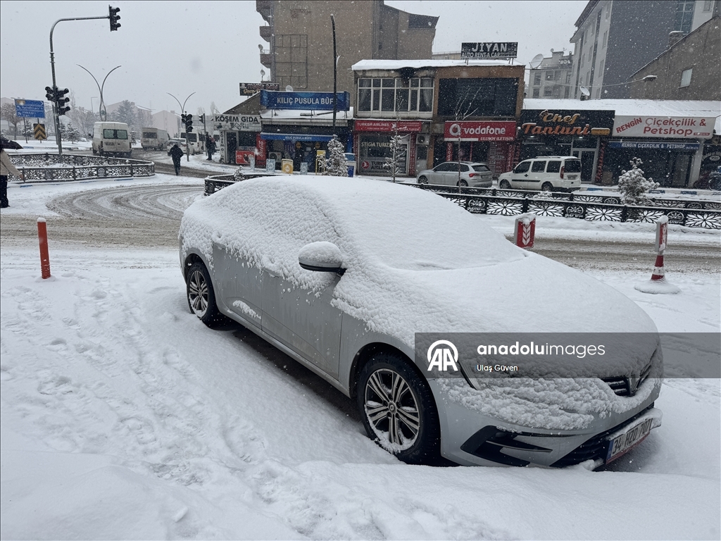 Hakkari'de kar etkili oldu