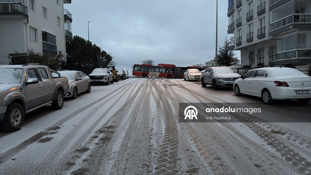 Ankara'ya yılın ilk karı yağdı