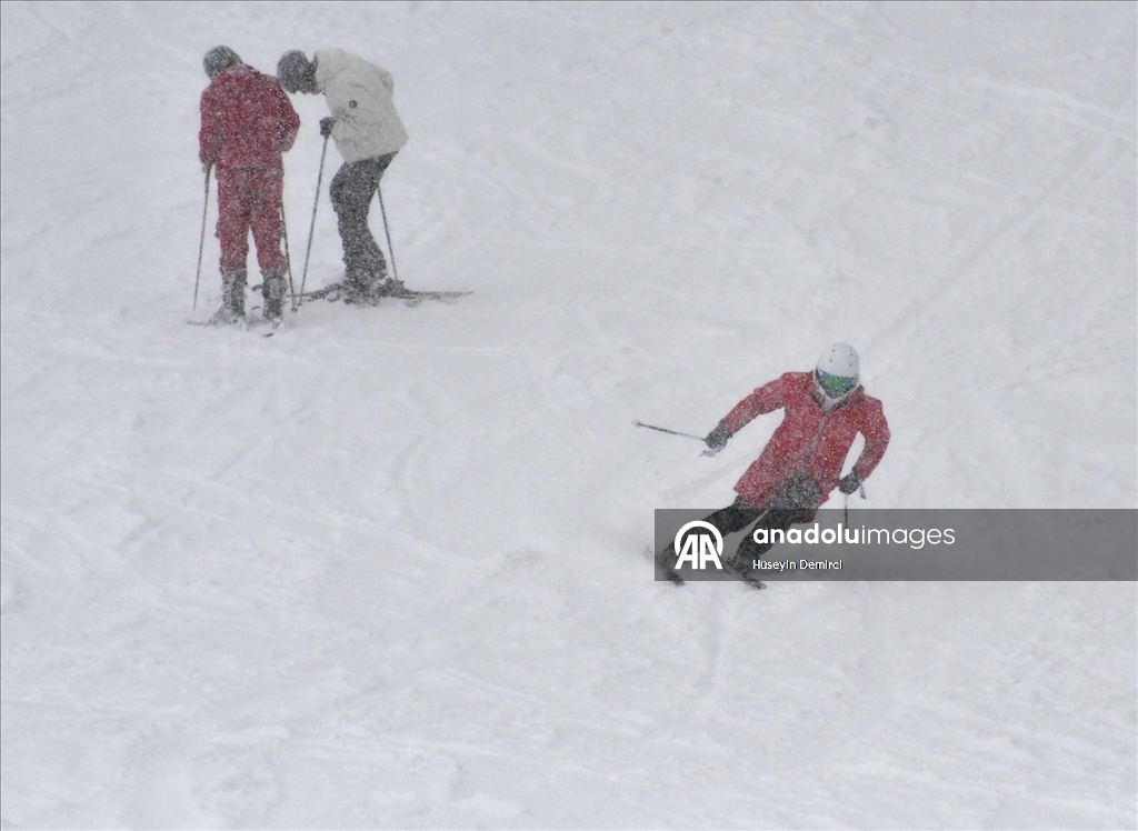Li Navenda Kaşûnê ya Sariqamîşê di binê berfê da kêfa xweşeqitandinê