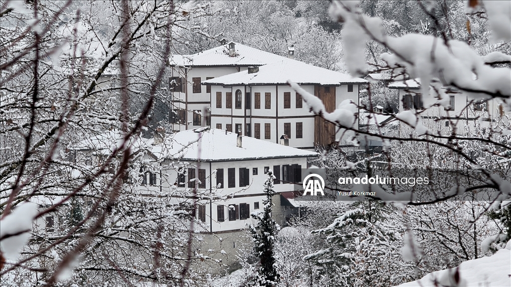 Safranbolu'da tarihi konaklar karla kaplandı