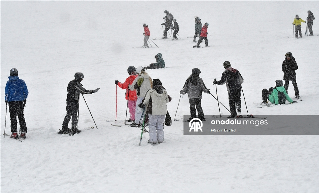 Li Navenda Kaşûnê ya Sariqamîşê di binê berfê da kêfa xweşeqitandinê