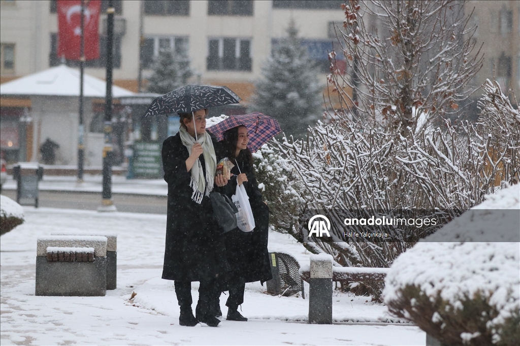 Sivas'ta kar yağışı etkili oluyor