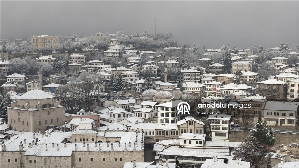 Safranbolu'da tarihi konaklar karla kaplandı