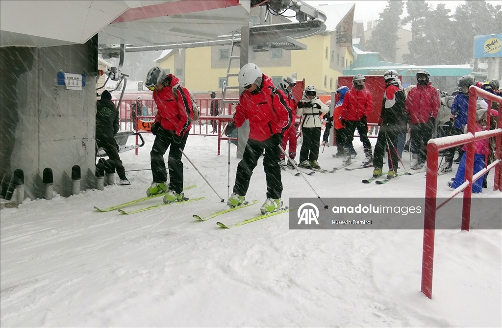 Li Navenda Kaşûnê ya Sariqamîşê di binê berfê da kêfa xweşeqitandinê
