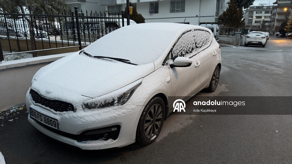 Ankara'ya yılın ilk karı yağdı