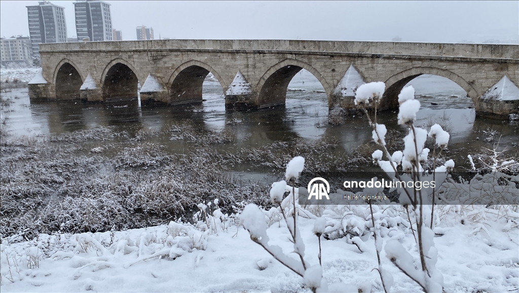 Sivas'ta kar yağışı etkili oluyor