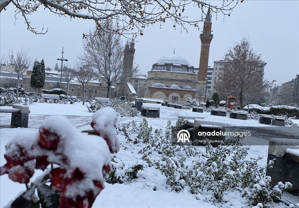 Sivas'ta kar yağışı etkili oluyor