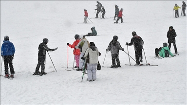 Sarıkamış Kayak Merkezi'nde kar yağışı altında kayak keyfi 