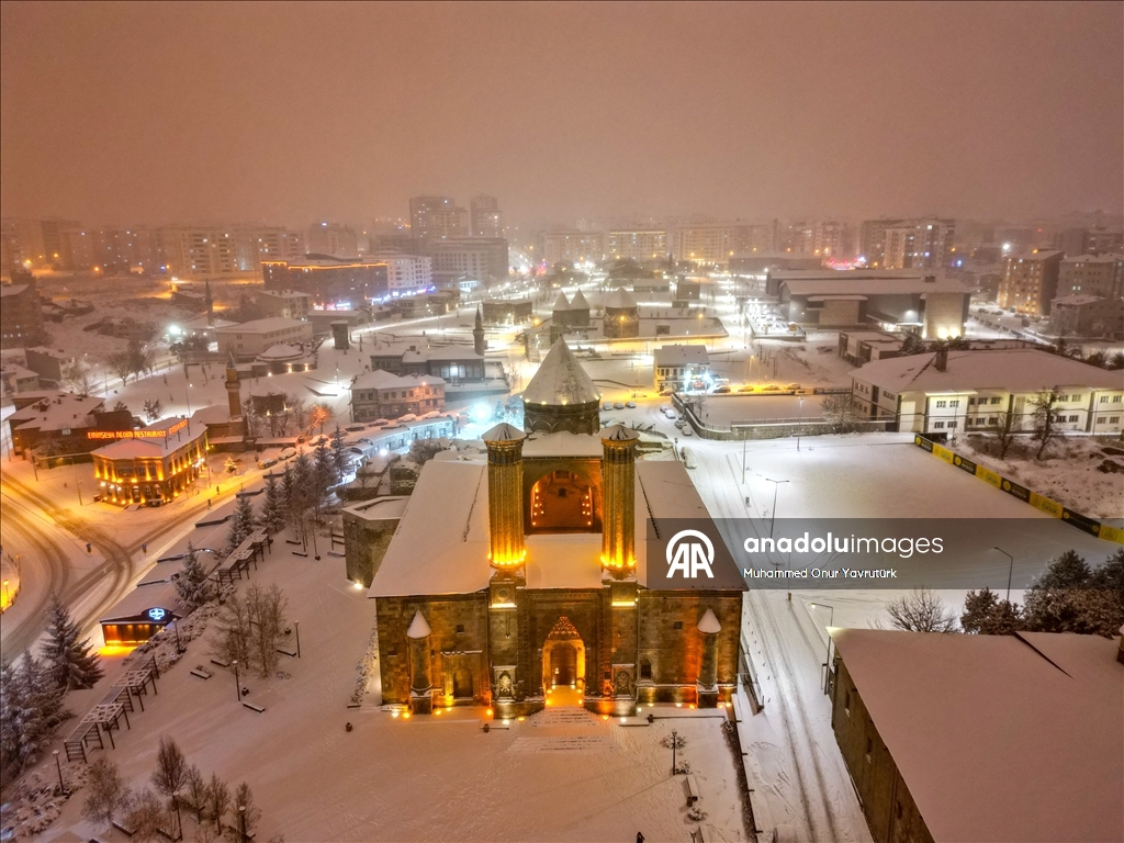 Erzurum'da beyaza bürünen tarihi yapılar havadan görüntülendi