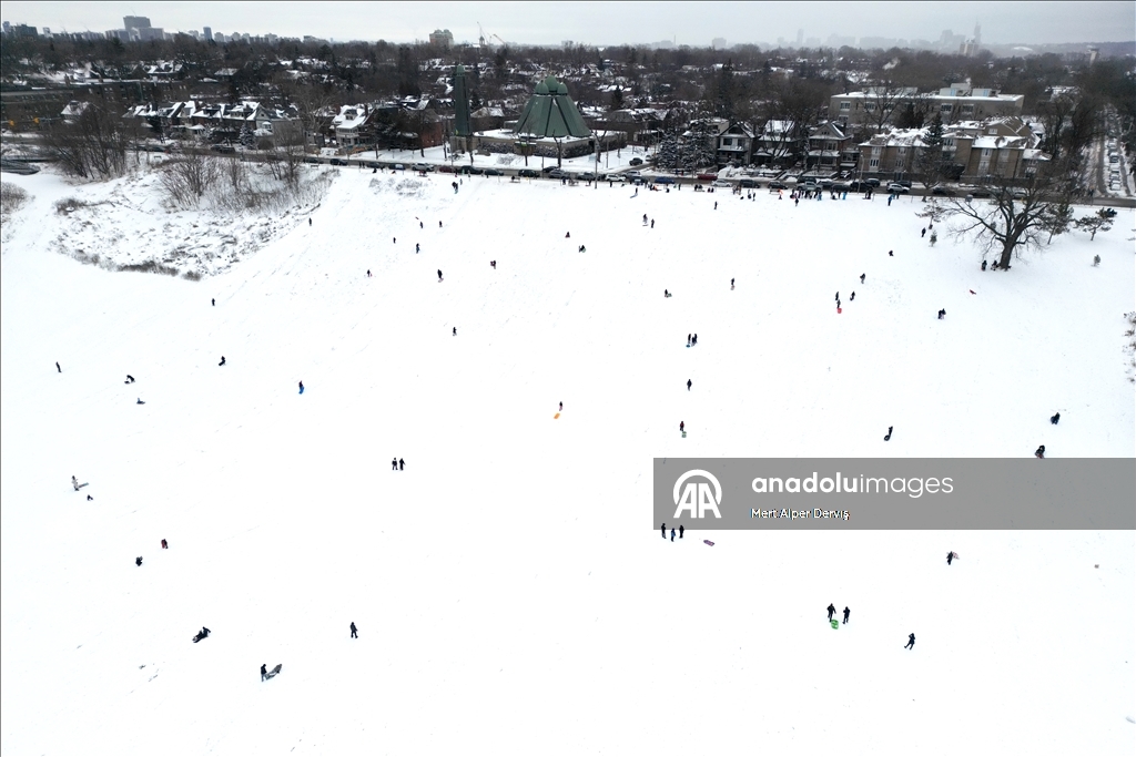 Жители Торонто заполнили городские парки после сильного снегопада