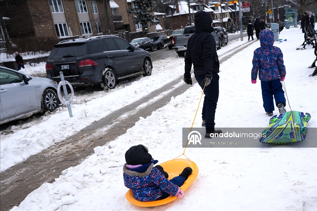 Toronto’da kar yağışı parkları şenlendirdi