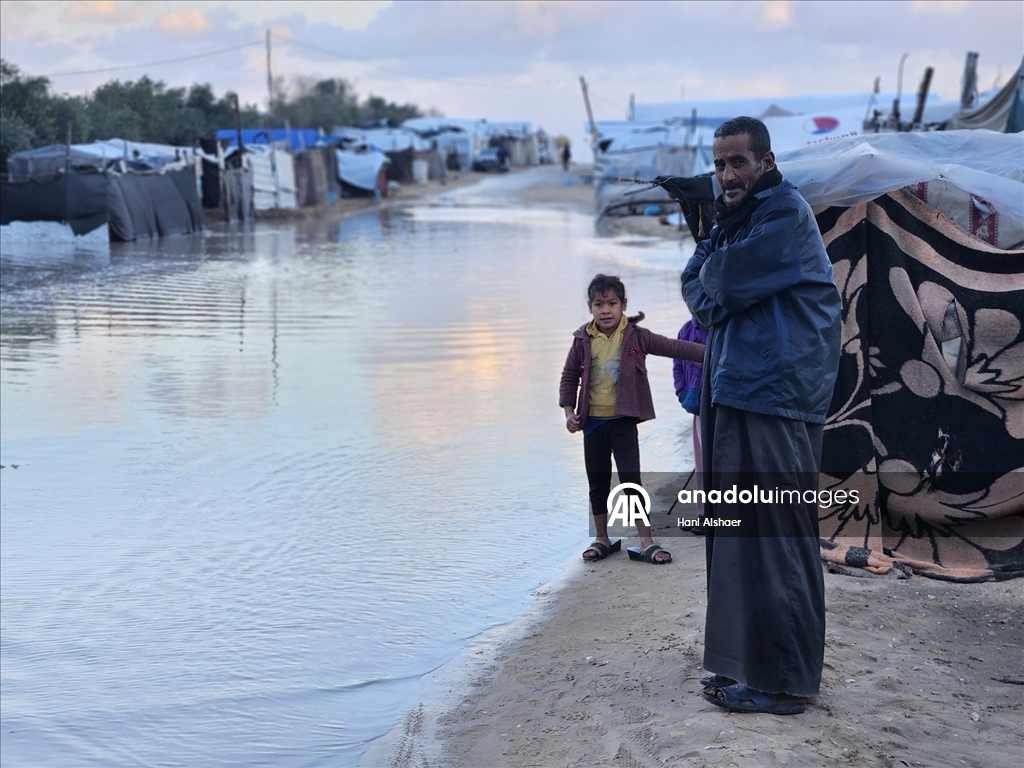 Gazze’de olumsuz hava koşulları, yerinden edilenlerin dramını derinleştiriyor