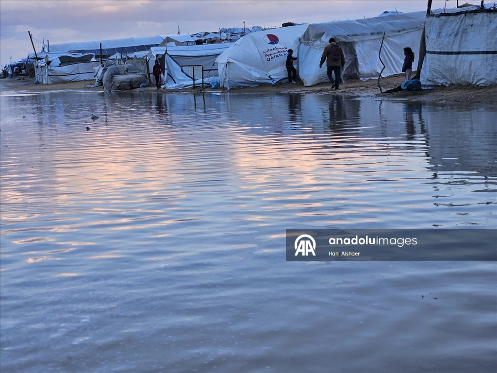 Gazze’de olumsuz hava koşulları, yerinden edilenlerin dramını derinleştiriyor
