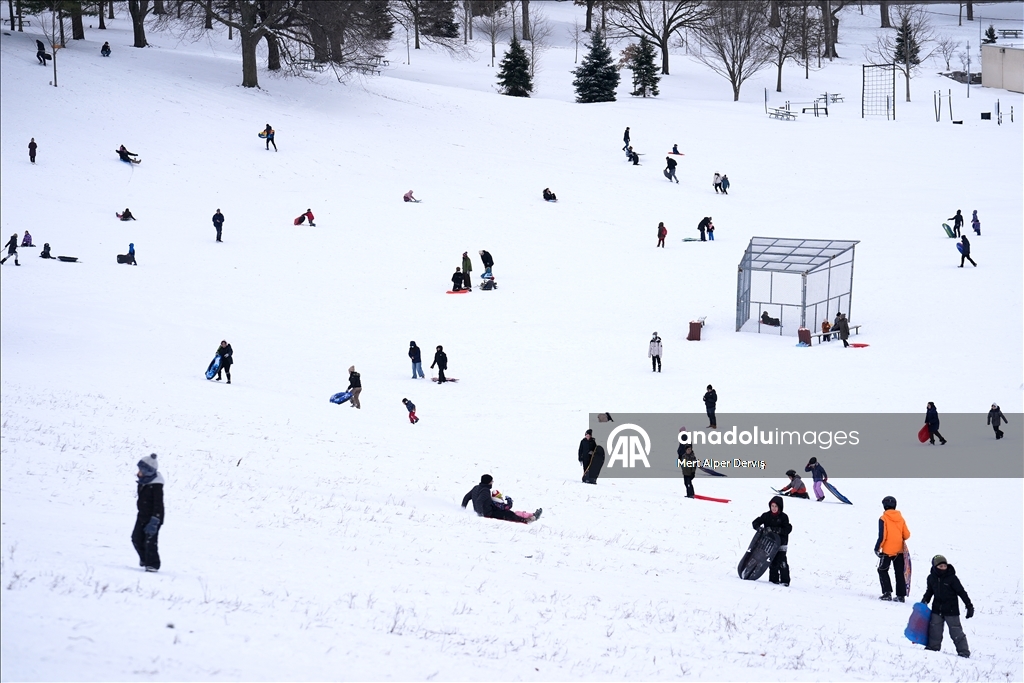 Toronto’da kar yağışı parkları şenlendirdi