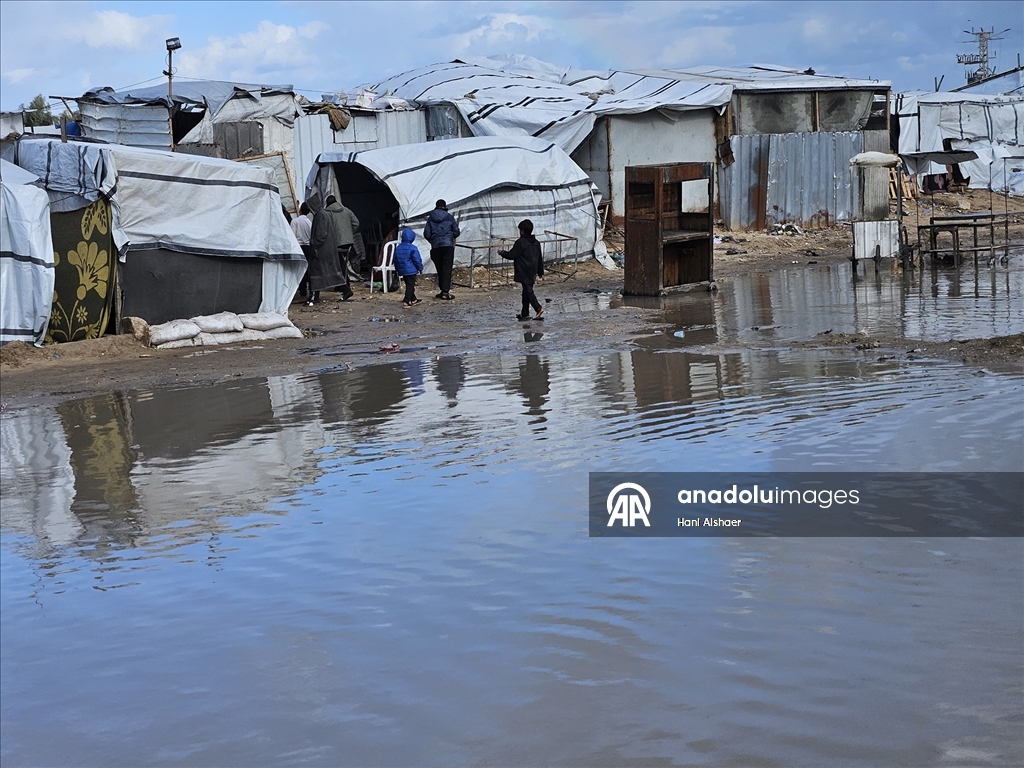 Gazze’de olumsuz hava koşulları, yerinden edilenlerin dramını derinleştiriyor