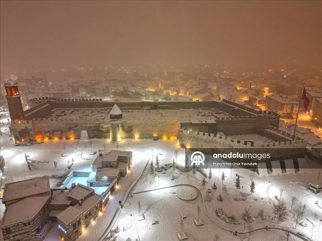 Erzurum'da beyaza bürünen tarihi yapılar havadan görüntülendi
