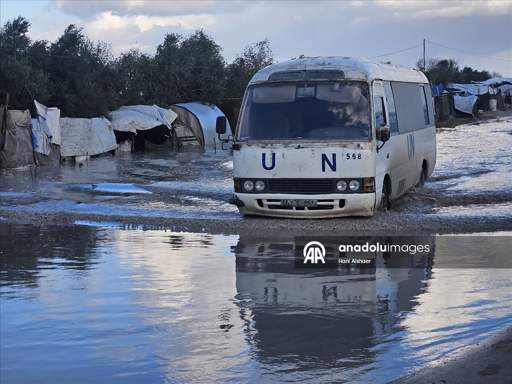 Gazze’de olumsuz hava koşulları, yerinden edilenlerin dramını derinleştiriyor