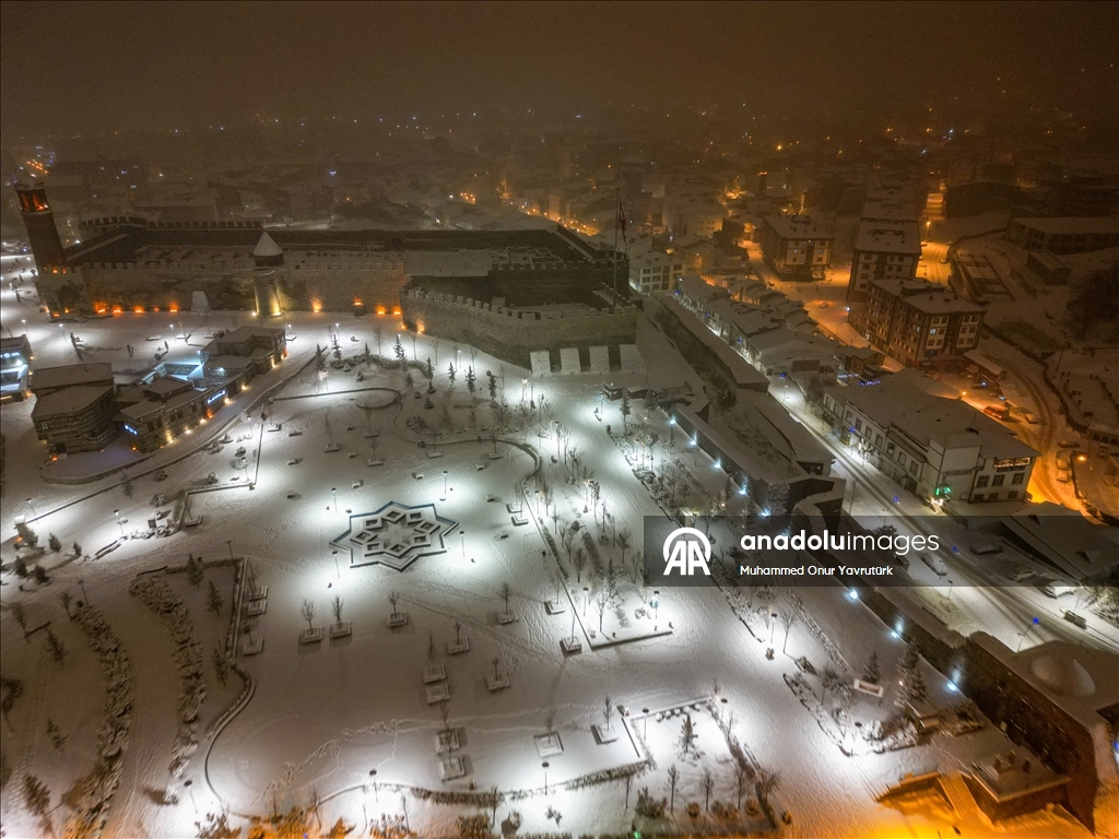 Erzurum'da beyaza bürünen tarihi yapılar havadan görüntülendi
