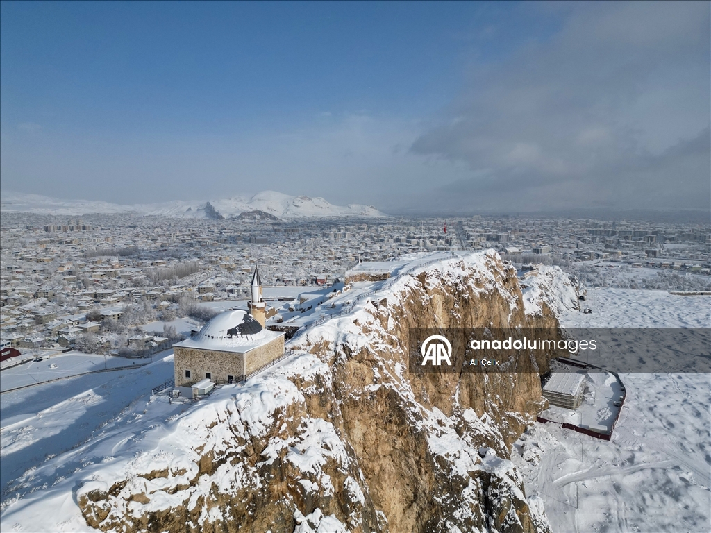 Van'ın tarihi yapıları karla kaplandı