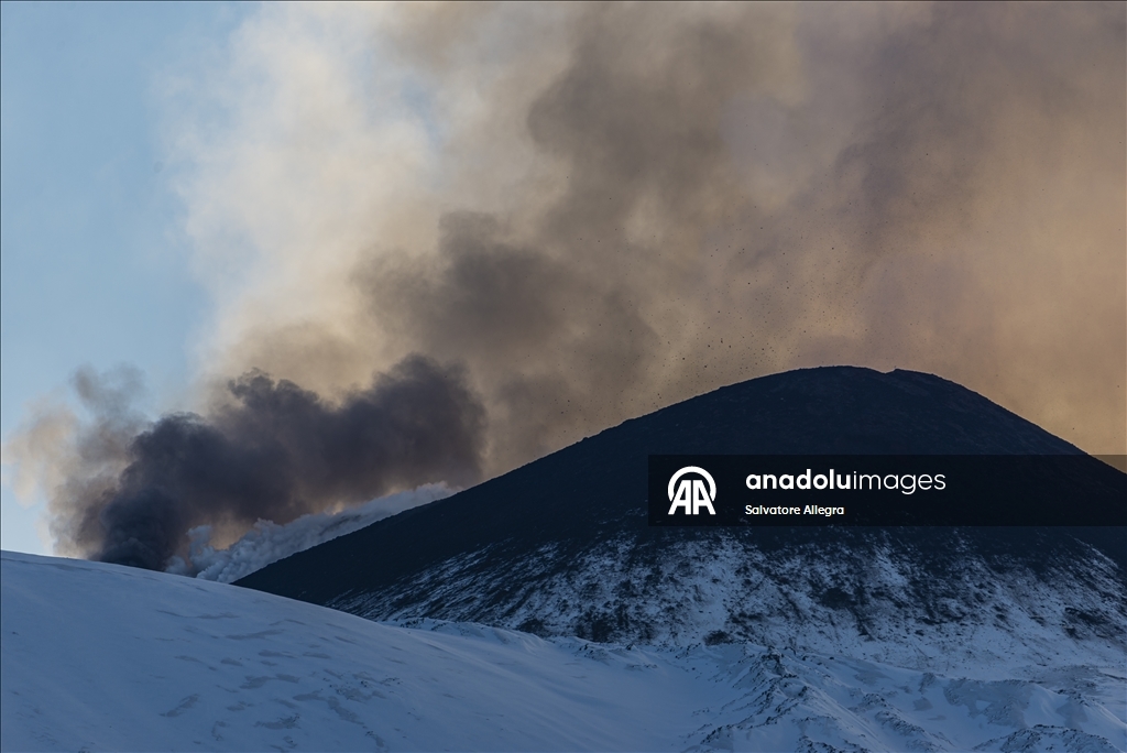 Etna Yanardağı’nın volkanik faaliyeti devam ediyor