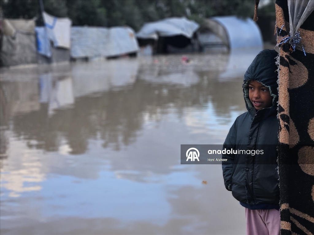 Gazze’de olumsuz hava koşulları, yerinden edilenlerin dramını derinleştiriyor