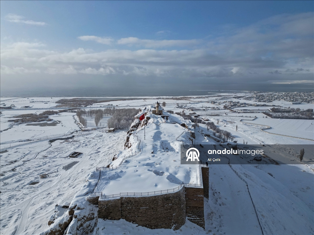 Van'ın tarihi yapıları karla kaplandı