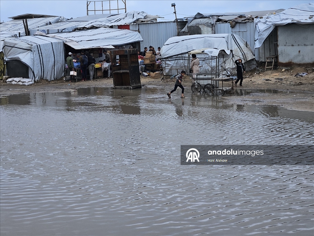 Gazze’de olumsuz hava koşulları, yerinden edilenlerin dramını derinleştiriyor