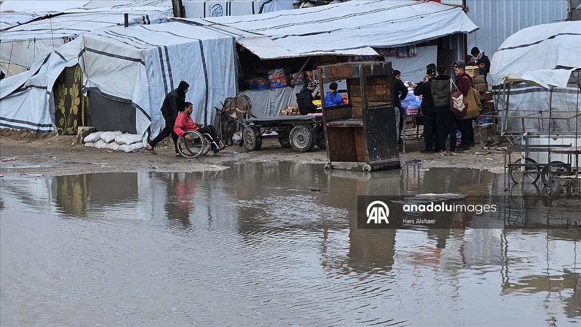 Gazze’de olumsuz hava koşulları, yerinden edilenlerin dramını derinleştiriyor