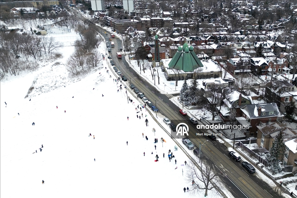 Toronto’da kar yağışı parkları şenlendirdi