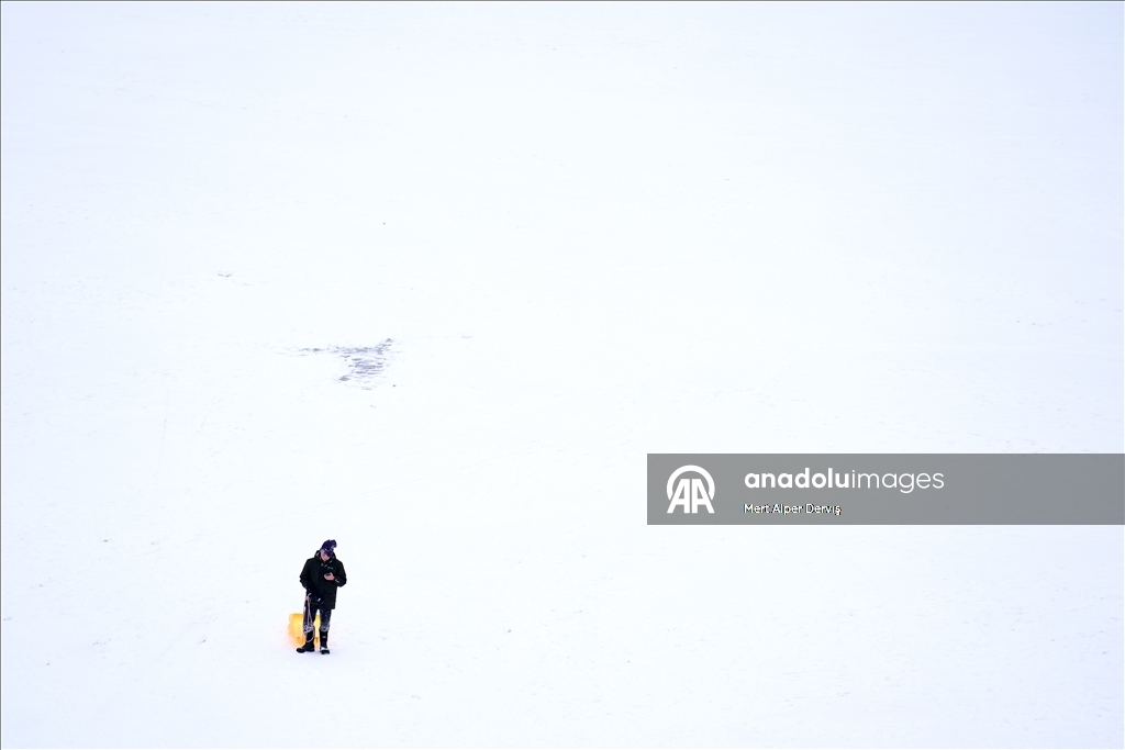 Toronto’da kar yağışı parkları şenlendirdi