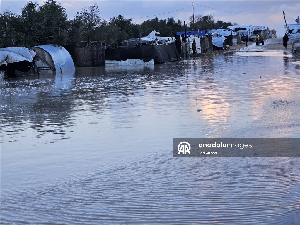 Gazze’de olumsuz hava koşulları, yerinden edilenlerin dramını derinleştiriyor
