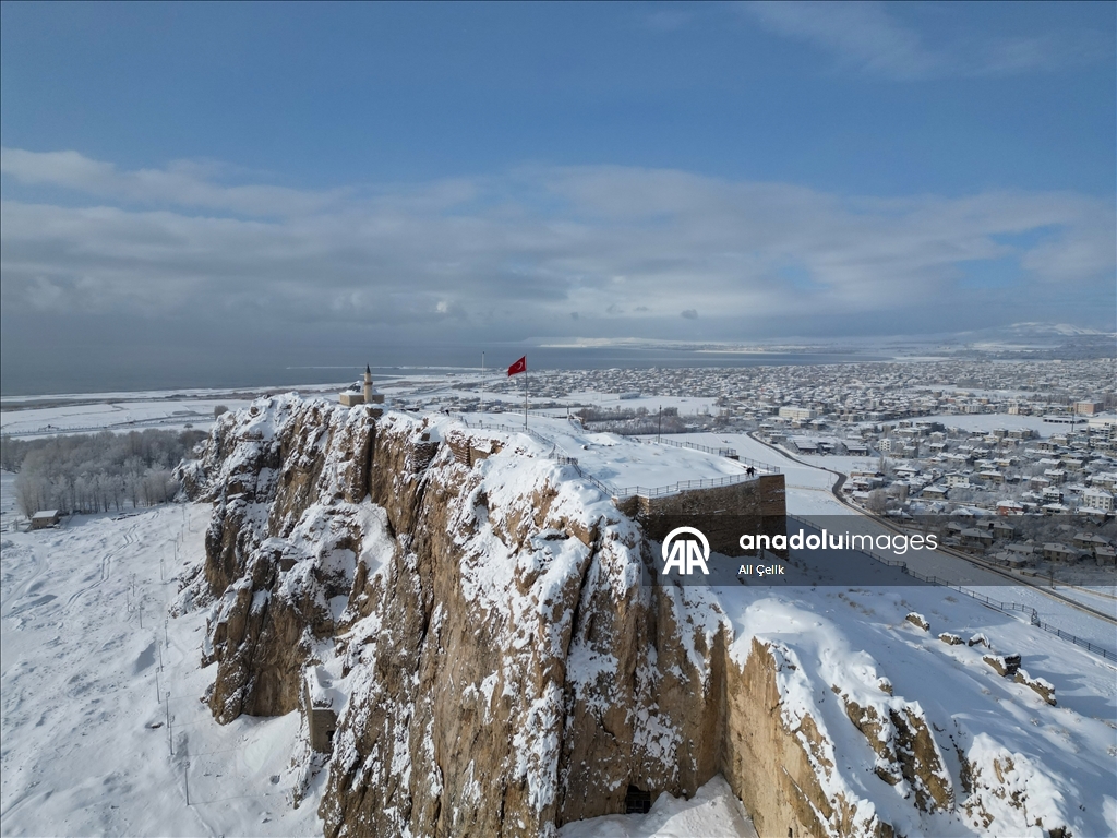 Van'ın tarihi yapıları karla kaplandı