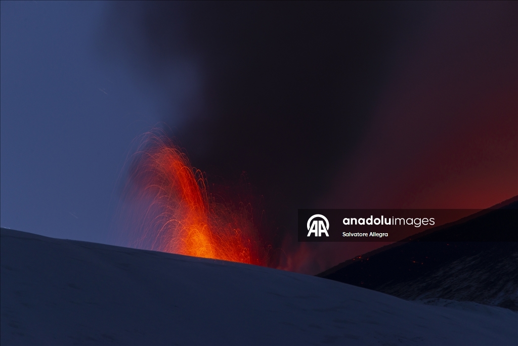 Etna Yanardağı’nın volkanik faaliyeti devam ediyor