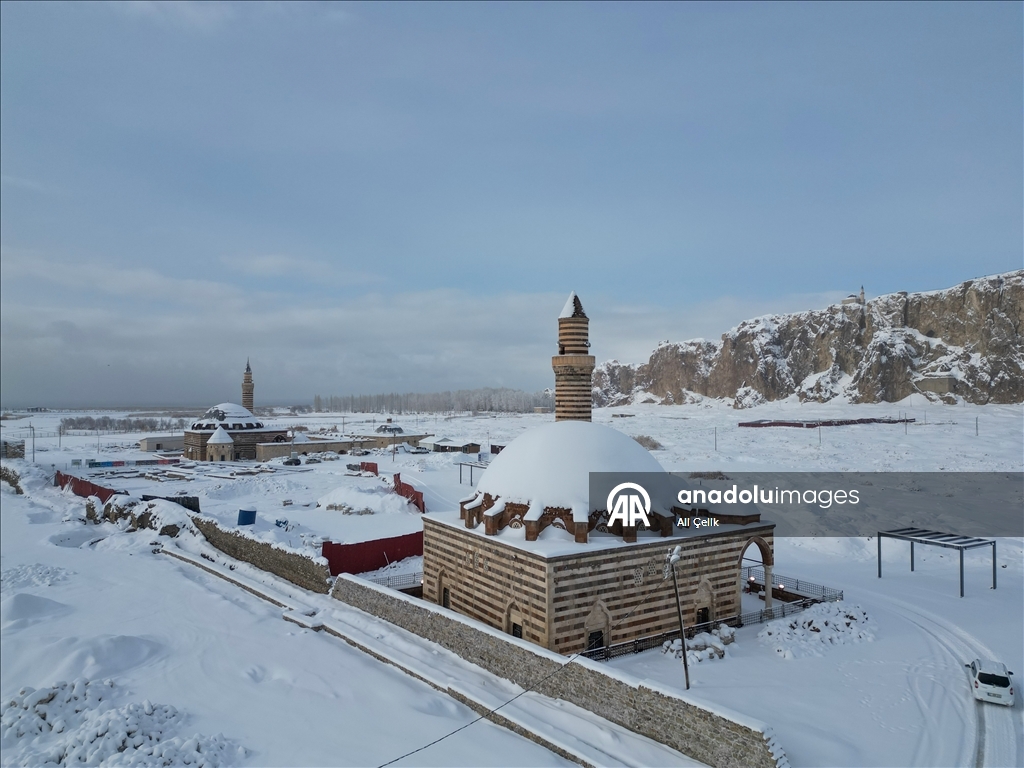 Van'ın tarihi yapıları karla kaplandı