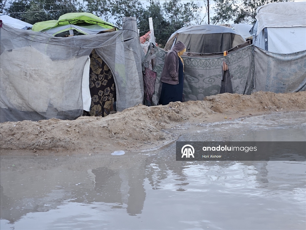 Gazze’de olumsuz hava koşulları, yerinden edilenlerin dramını derinleştiriyor