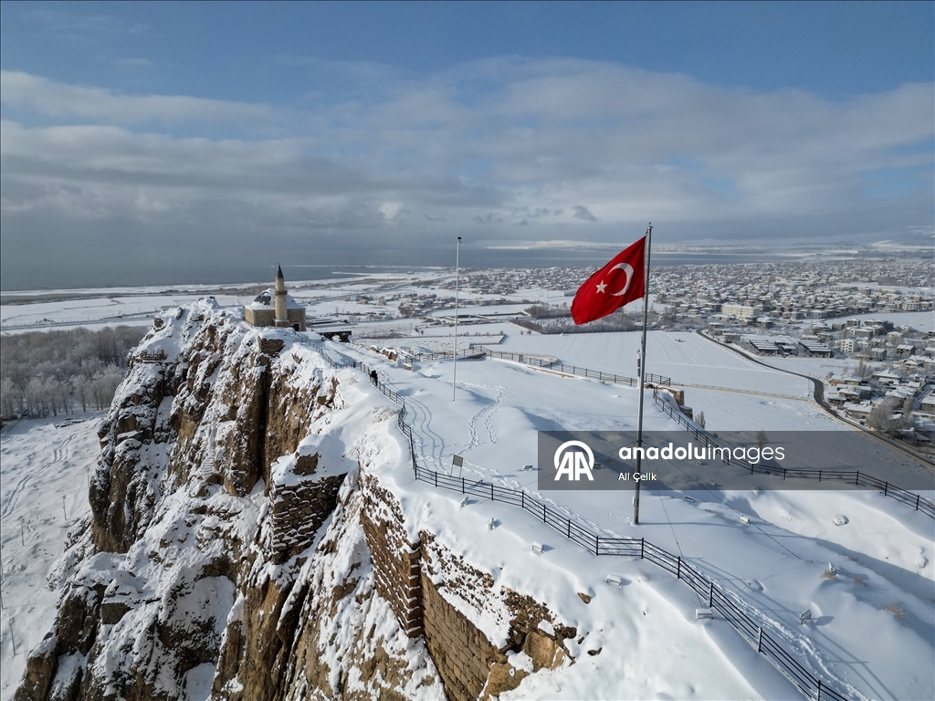 Van'ın tarihi yapıları karla kaplandı
