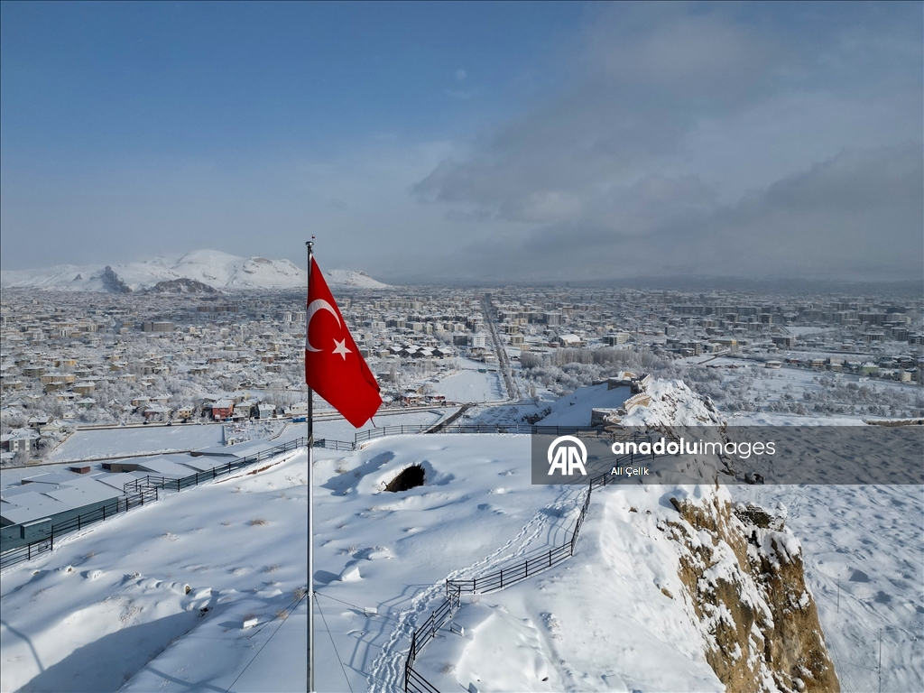 Van'ın tarihi yapıları karla kaplandı
