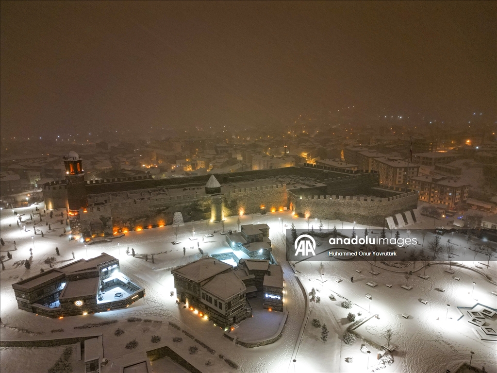 Erzurum'da beyaza bürünen tarihi yapılar havadan görüntülendi