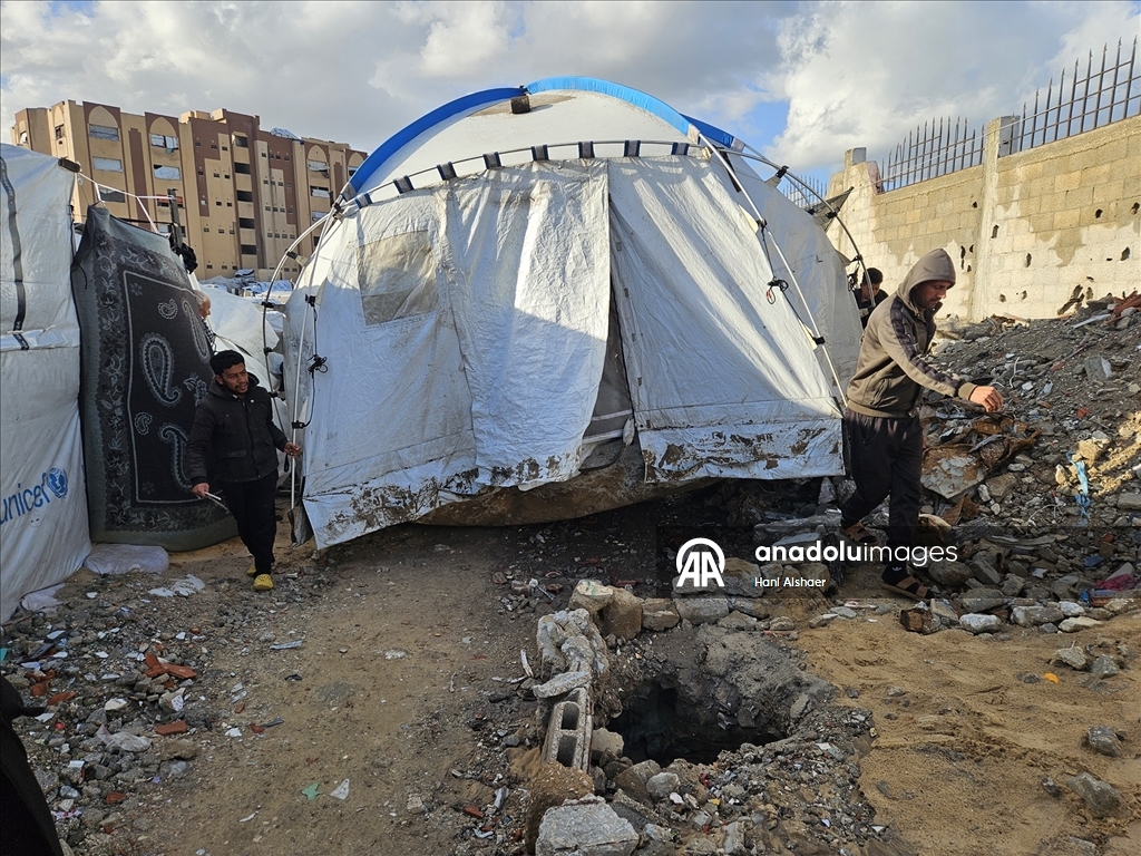 Gazze’de olumsuz hava koşulları, yerinden edilenlerin dramını derinleştiriyor