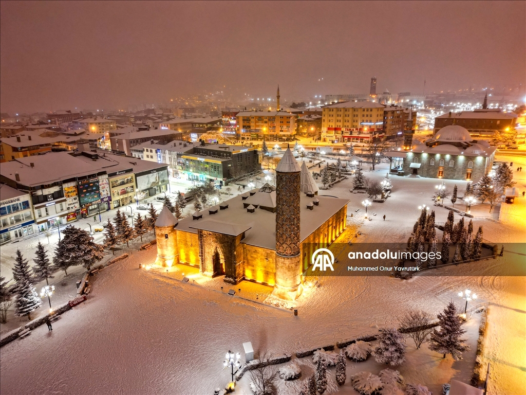 Erzurum'da beyaza bürünen tarihi yapılar havadan görüntülendi