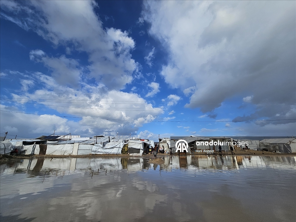 Gazze’de olumsuz hava koşulları, yerinden edilenlerin dramını derinleştiriyor