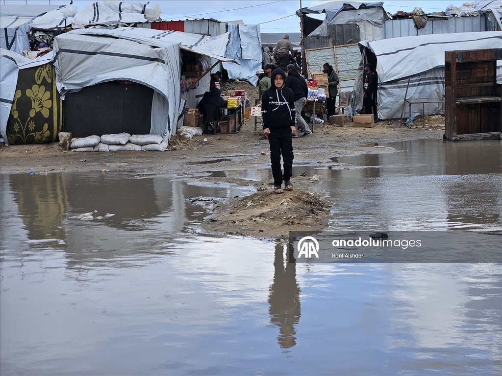 Gazze’de olumsuz hava koşulları, yerinden edilenlerin dramını derinleştiriyor
