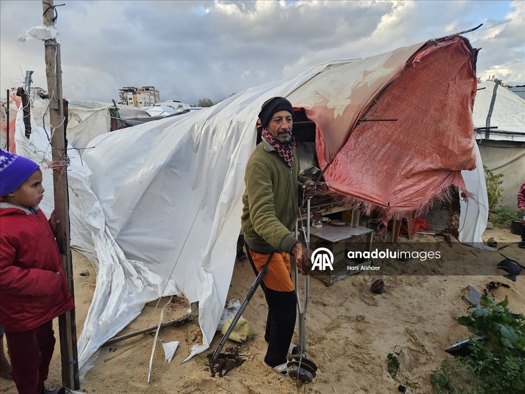 Gazze’de olumsuz hava koşulları, yerinden edilenlerin dramını derinleştiriyor