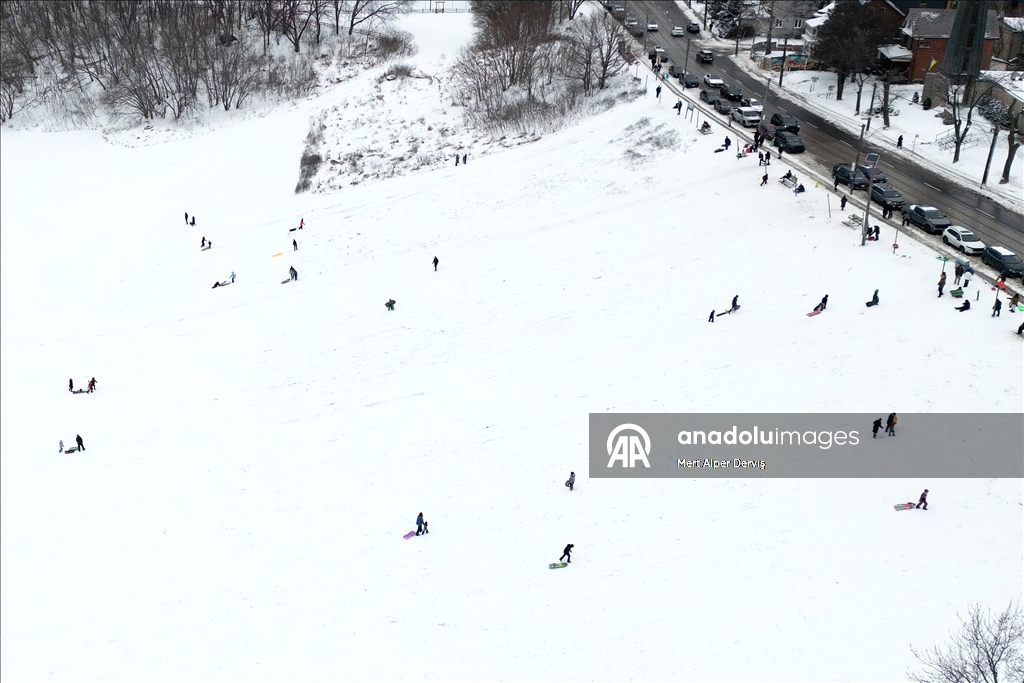 Жители Торонто заполнили городские парки после сильного снегопада