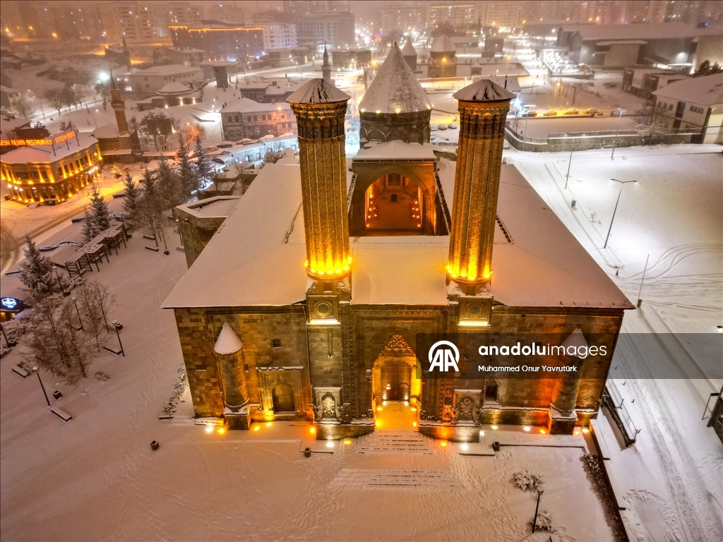 Erzurum'da beyaza bürünen tarihi yapılar havadan görüntülendi